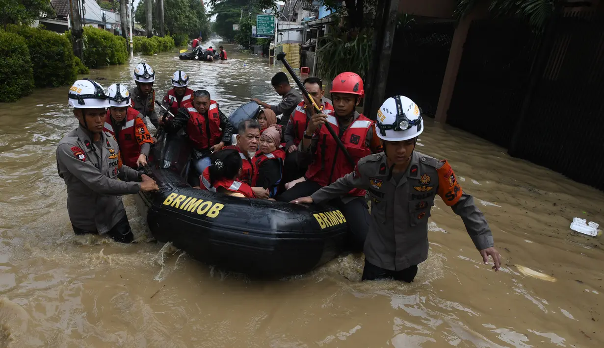 Luapan Cikeas dan Cileungsi menyebabkan banjir dengan ketinggian mencapai empat meter di Perumahan Vila Nusa Indah 3, Kabupaten Bogor, Jawa Barat. (merdeka.com/Arie Basuki)