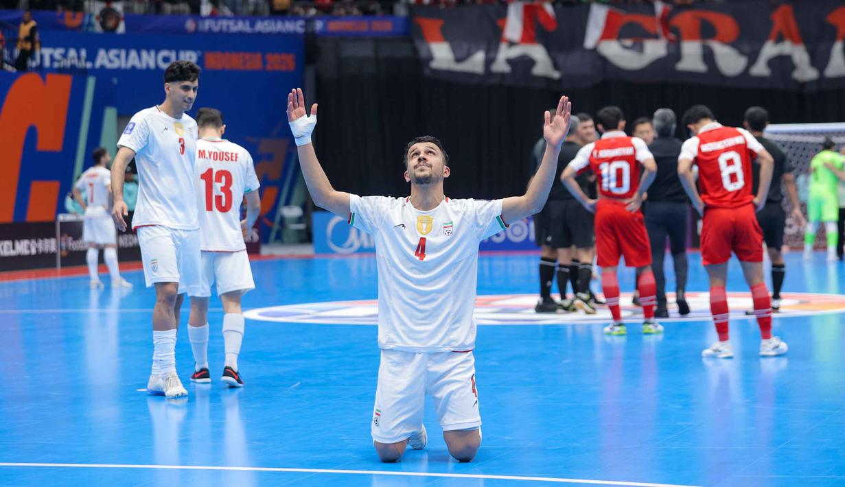 Indonesia pun dipaksa mengakui keunggulan Iran pada laga yang berlangsung di di Indonesia Arena, Kompleks Gelora Bung Karno, Senayan, Jakarta, Sabtu (7/2/2026). Tampak dalam foto, pemain Timnas Futsal Iran merayakan kemenangan usai melawan Indonesia pada final Piala Asia Futsal 2026 di Indonesia Arena, Kompleks Gelora Bung Karno, Senayan, Jakarta, Sabtu (7/2/2026). (Bola.com/Bagaskara Lazuardi)