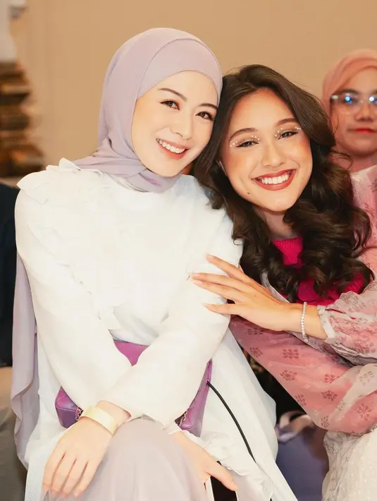 Potret kebersamaan Yasmin dengan Ayana Jihye Moon ini juga tak lepas dari sorotan. (FOTO: instagram.com/yasminnapper/)