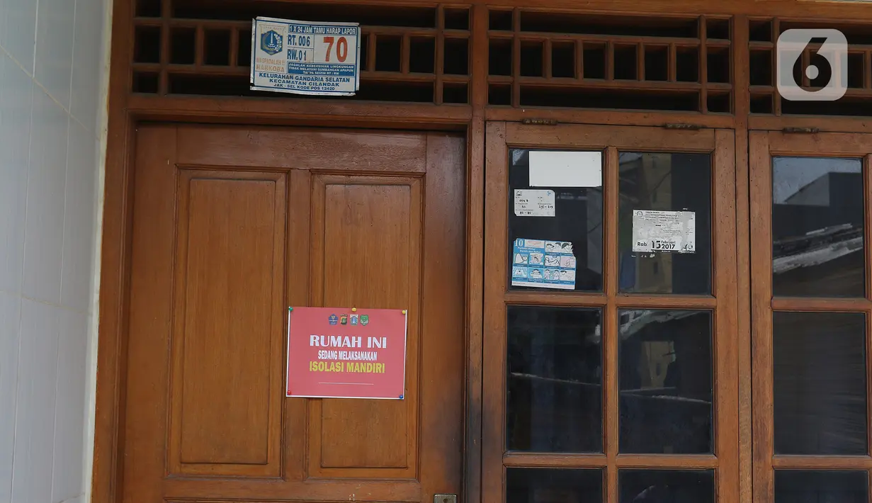 Rumah warga yang sedang isolasi madiri saat penerapan mikro lockdown di zona merah COVID-19 RT 006 RW 01, Gandaria Selatan, Cilandak, Jakarta, Selasa (22/6/2021). Pemprov DKI menerapkan mikro lockdown di kampung tersebut lantaran adanya 17 warga yang positif Covid-19. (Liputan6.com/Herman Zakharia)