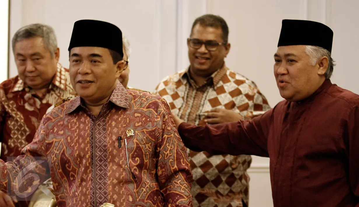 Ketua DPR Ade Komarudin (kiri) saat menerima kunjungan Ketua Organisasi Pergerakan Indonesia Maju (PIM) Din Syamsudin (kanan) di Gedung Parlemen, Senayan, Jakarta, Jumat (20/5). (Liputan6.com/JohanTallo)