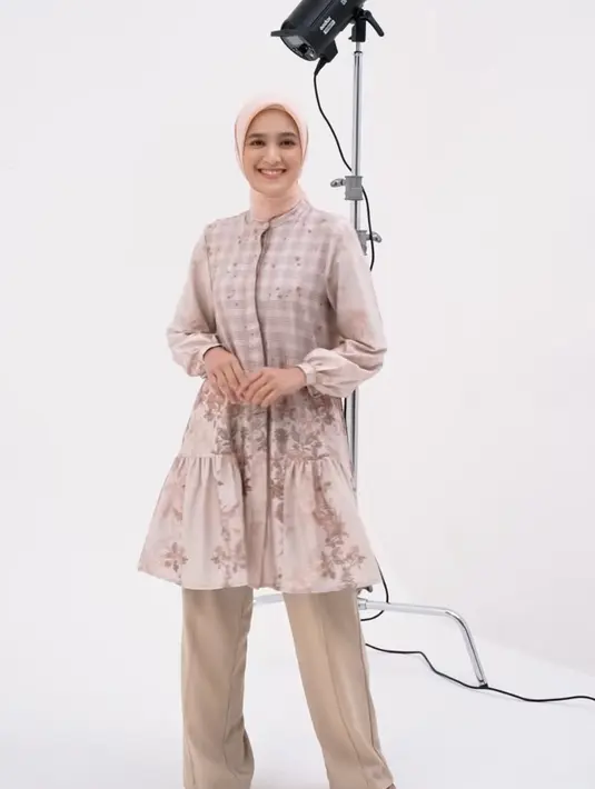 Gaya Cut Syifa yang simple mengenakan tunik bermotif dengan bawahan yang sedikit flowy dipadukan celana panjang coklat serta kerudung pastel polos. [@cutsyifaa]