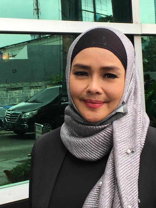 Iyeth Bustami (ist/ Munady Widjaja)