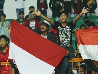 Suporter tim Garuda bersorak usai menyaksikan kemenangan Timnas Indonesia U-16  atas Singapura U-16 di laga persahabatan di Stadion Wibawa Mukti, Kab Bekasi, Kamis (8/6). Indonesia U-16 menang telak 4-0. (Liputan6.com/Helmi Fithriansyah)