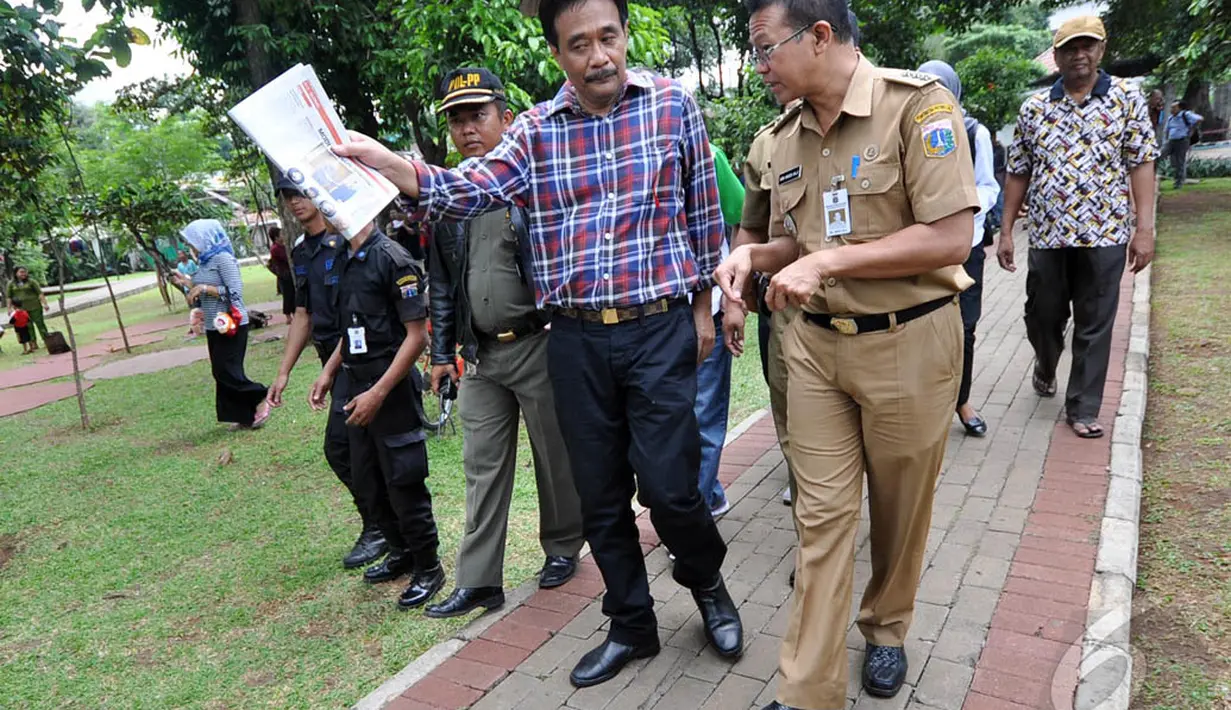 Cawagub DKI, Djarot didampingi Camat Pasar Minggu, Amien Haji, berkeliling Taman Tanjung, Jakarta, Selasa (16/12/2014). (Liputan6.com/Miftahul Hayat) 