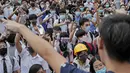 Siswa mengenakan alat pelindung selama protes di Hong Kong (2/9/2019). Hong Kong telah menjadi tempat protes anti-pemerintah yang tegang selama hampir tiga bulan. (AP Photo/Kin Cheung)