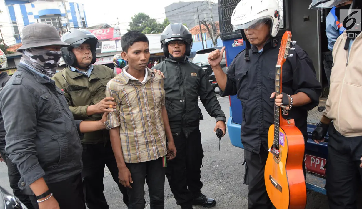Petugas Dinsos DKI menjaring pengamen di Kawasan Terminal Kampung Melayu, Jakarta, Jumat (11/5). Razia PMKS ini digelar di lima wilayah administrasi dengan total 284 titik. (Liputan6.com/Arya Manggala)