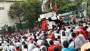 Massa awak mobil tangki (AMT) unjuk rasa di depan gedung Kementerian Ketenagakerjaan, Jakarta, Kamis (6/7). Massa menuntut agar seluruh sopir tangki BBM Pertamina Patra Niaga dan Elnusa Petrofin diangkat karyawan tetap. (Liputan6.com/Immanuel Antonius)