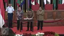  Presiden Joko Widodo menandatangani pernyataan bahwa 1 Juni ditetapkan hari lahirnya Pancasila serta libur Nasional saat menghadiri peringatan lahirnya Pancasila di Gedung Merdeka, Bandung, Jawa Barat, Rabu (1/6/2016). (Liputan6.com/Faizal Fanani)