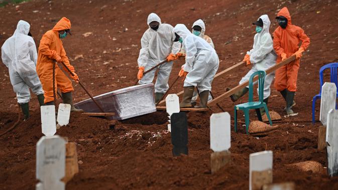 Penggali Makam Jenazah Pasien Corona COVID  19 Indonesia 