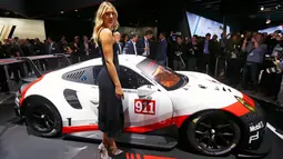 Petenis cantik asal Rusia, Maria Sharapova berpose di samping  mobil Porsche 911 RSR 2017 saat menghadiri Los Angeles Auto Show di Los Angeles, AS (16/11). Los Angeles Auto Show berlangsung dari tanggal 18-27 November. (REUTERS/Mike Blake)