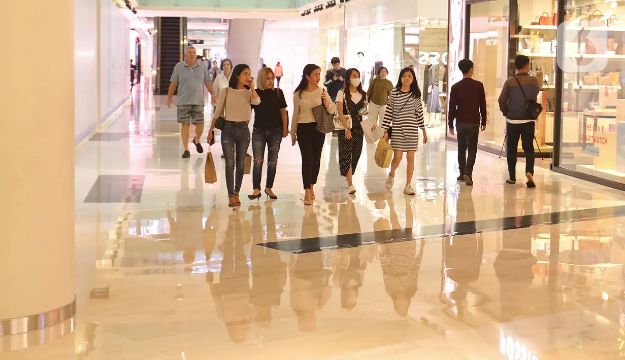 Pengunjung berada di salah satu pusat perbelanjaan Grand Indonesia, Jakarta, Minggu (15/3/2020). Ditengah maraknya wabah COVID-19, beberapa pusat perbelanjaan masih normal didatangi masyarakat untuk sekedar berbelanja atau menghabiskan waktu di akhir pekan. (Liputan6.com/Herman Zakharia)