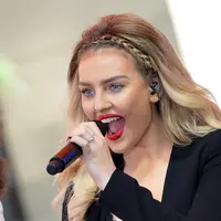 Perrie Edwards merasa tersinggung dengan ucapan penyiar radio, secara otomatis melemparkan tamparan ke wajah penyiar tersebut. Tindakannya ini tentu saja mendapat perhatian dari khalayak ramai. (AFP/Bintang.com)