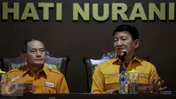 Pelaksana harian Ketua Umum DPP Partai Hanura Chaeruddin Ismail (kanan) memastikan Wiranto masih tercatat sebagai ketua umum non-aktif Partai Hanura saat konferensi pers, Jakarta, Kamis (10/11). (Liputan6.com/Johan Tallo)