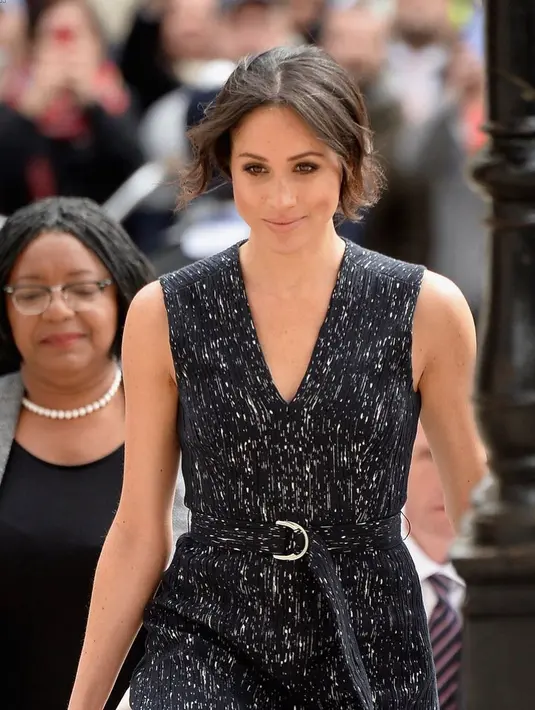 “Saya menunjukan sosok Meghan berpidato di hadapan PBB kepada para siswa di kelas, sebelum ia bertunangan dengan Pangeran Harry. Pasalnya dia adalah alumni yang punya karier cemerlang,” ungkap Christine. (Instagram/meghan_markle)