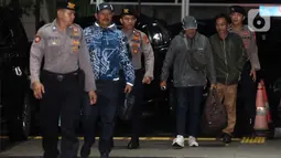 OTT terhadap Maidi terkait uang jatah atau fee proyek dan dana Corporate Social Responsibility (CSR) di wilayah Kota Madiun. Tampak dalam foto, Wali Kota Madiun, Maidi (kedua kiri) saat tiba di Gedung Merah Putih Komisi Pemberantasan Komisi Pemberantasan Korupsi (KPK), Jakarta, Senin (19/1/2026). (Liputan6.com/Helmi Fithriansyah)
