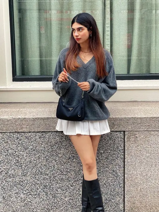 Gaya kasual Khushi pun kerap mencuri perhatian netizen. Terlebih, dirinya lebih sering tampil menggunakan busana kasual namun tetap stylish. (Liputan6.com/IG/@khushi05k)