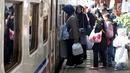 Calon penumpang antre masuk kereta di Stasiun Pasar Senen, Jakarta, Jumat, (22/12). Memasuki masa libur panjang Natal 2017 dan Tahun Baru 2018 akan PT. KAI akan mengoperasikan 17 Kereta Api tambahan. (Liputan6.com/Johan Tallo)