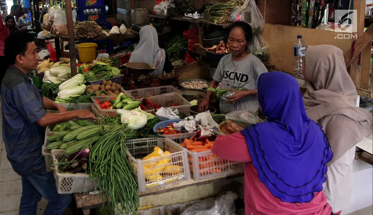 Aktivitas perdagangan di Pasar Kebayoran Lama, Jakarta, Jumat (20/4). Kementerian Perdagangan (Kemendag) juga mengklaim pasokan kebutuhan pokok menjelang Ramadan 2018 aman. (Liputan6.com/Johan Tallo)