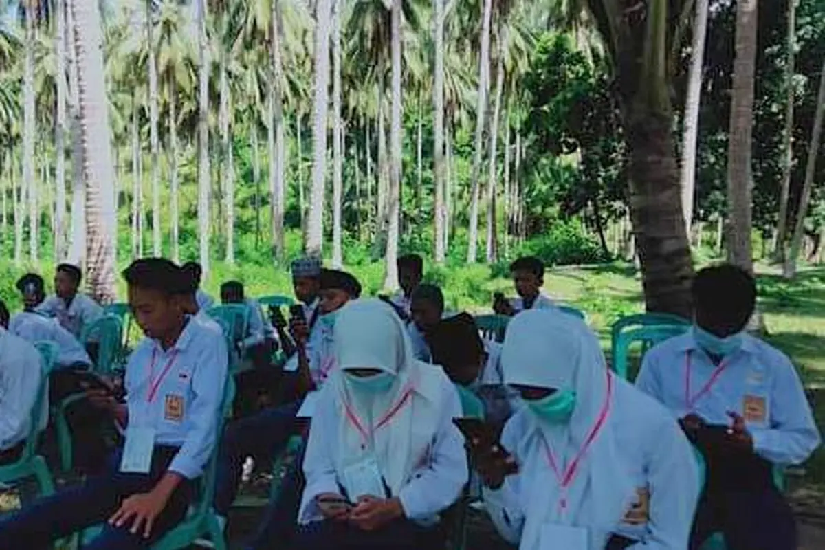Prihatin Liat Para Siswa di Halmahera yang Sulit Mengakses Internet Saat US