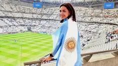 Presenter acara Mata Najwa hadir langsung menonton laga final Piala Dunia 2022. Perempuan yang akrab disapa Nana ini mendukung Argentina. Benar saja, Argentina berhasil keluar sebagai juara dan Nana terlihat sangat sumringah. (Liputan6.com/IG/najwashihab)