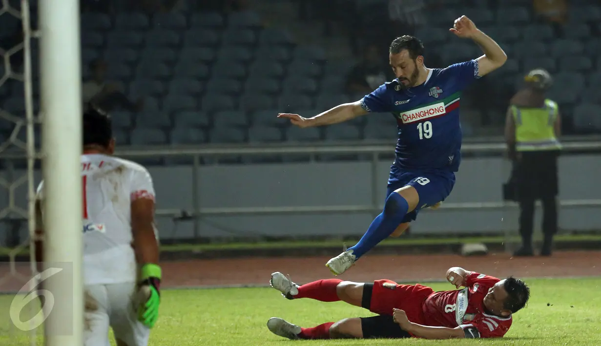 Gelandang Calcio Legend, Gianluca Zambrotta (atas) menghindari tekel pemain Primavera Baretti Irwan saat laga persahabatan di Stadion GBK Jakarta, Sabtu (21/5/2016). Calcio Legend menang telak 4-0. (Liputan6.com/Helmi Fithriansyah)