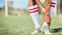 Ilustrasi nyeri saat bermain bola. (c) PeopleImages.com/Depositphotos