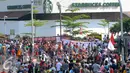 Warga menyambangi lokasi ledakan di Kawasan Thamrin, Jakarta, Minggu (17/1/2016). Pasca Ledakan Thamrin, kegiatan Car Free Day tetap ramai seperti biasa. (Liputan6.com/Faisal R Syam)