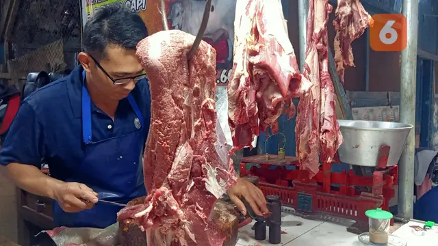 Aktivitas pedagang daging sapi di pasar induk Banyuwangi (Hermawan Arifianto/liputan6.com)