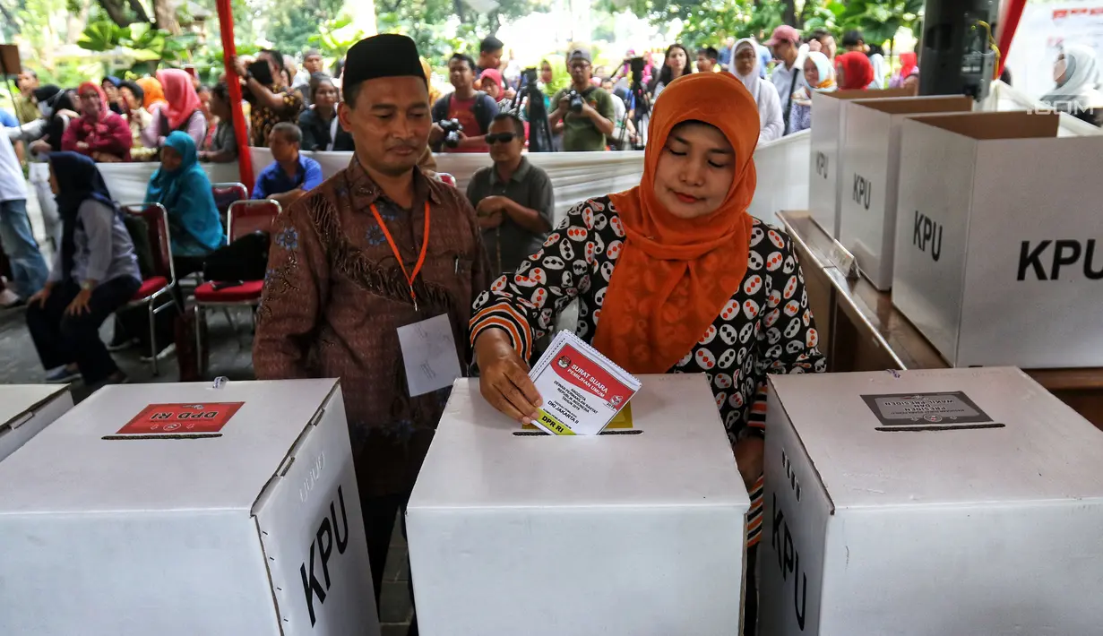 Warga memasukkan surat suara yang telah dicoblos saat mengikuti simulasi pemungutan dan pencoblosan surat suara Pemilu 2019 di Taman Suropati, Jakarta, Rabu (10/4). Simulasi dilakukan untuk meminimalisir kesalahan dan kekurangan saat pencoblosan pemilu pada 17 April nanti. (Liputan6.com/Johan Tallo)