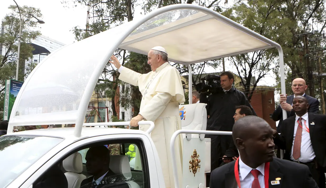 Paus Francis saat menyapa warga Kenya yang telah datang di halaman Universitas Nairobi, Kenya, (26/11).  Paus Francis datang ke Kenya untuk memberi ceramah tentang konflik antara umat beragama di Kenya. (REUTERS/Noor Khamis)