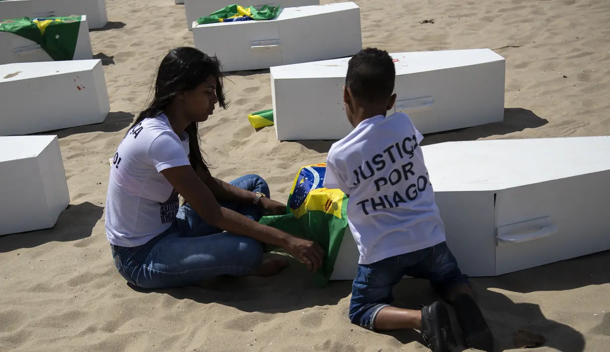Protes tersebut, yang juga untuk mengenang korban peluru nyasar anak lainnya, diselenggarakan oleh LSM Brasil Rio de Paz. (AP Photo/Bruna Prado)