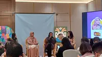 Founder Ayam Penyet Bandung Erna Sari dalam IdeaFest 2023 pada sesi diskusi bertajuk How to Grow SMEs Beyond Limited di JCC Senayan, Jakarta, Sabtu (30/9/2023). (Maulandy/Liputan6.com)