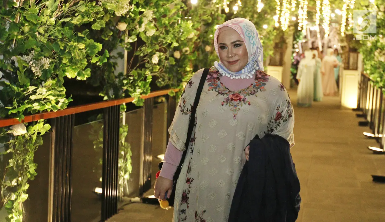 Penyanyi sekaligus pencipta lagu terkenal Tanah Air, Melly Goeslaw menghadiri resepsi kedua pernikahan Laudya Cynthia Bella dan Engku Emran di kawasan Dago, Bandung, Minggu (8/10). (Liputan6.com/Herman Zakharia)