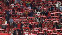 Suporter Tim Garuda membentangkan syal jelang menyaksikan Indonesia melawan Thailand pada laga Grup G Kualifikasi Piala Dunia 2022 zona Asia di Stadion Utama Gelora Bung Karno, Jakarta, Selasa (10/9/2019). Indonesia kalah 0-3. (Liputan6.com/Helmi Fithriansyah)