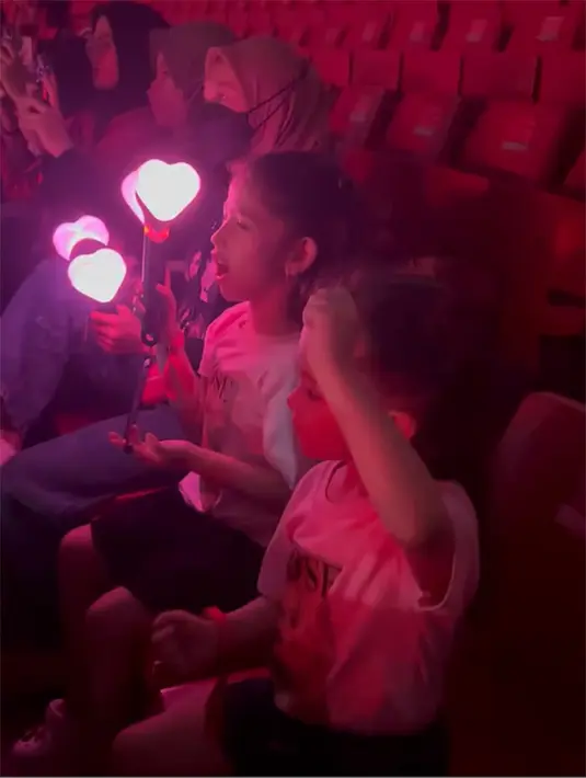 Putri  pertama Abi dan Yasmine tampak ikut bersenandung sembari mengoyangkan tubuhnya. Sedangkan adiknya tampak bergoyang-goyang mengikuti irama. [Foto; Instagram/yaswildblood]