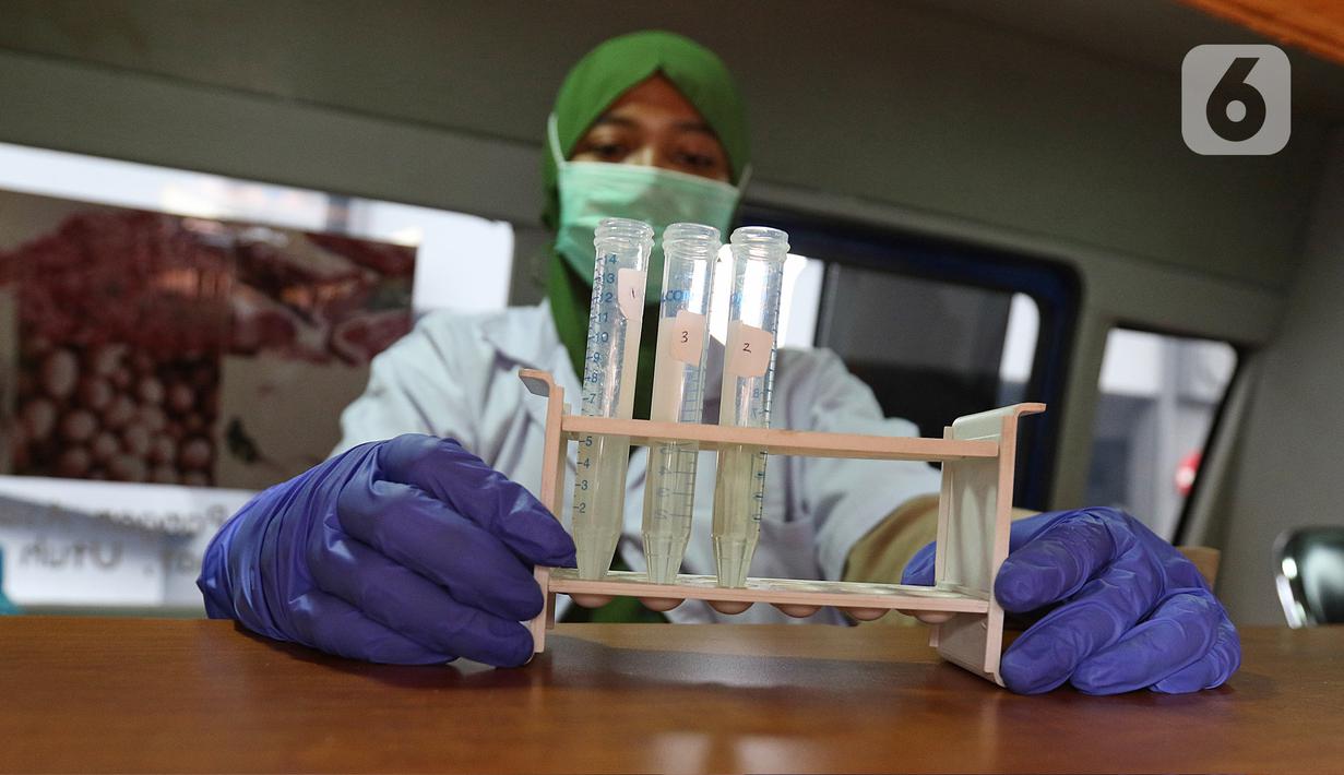 Petugas lab dari Dinas Ketahanan Pangan, Kelautan, dan Pertanian (KPKP) Provinsi DKI Jakarta saat menguji sampel di Swalayan Gelael, Pancoran, Jakarta, Senin (21/12/2020). (Liputan6.com/Herman Zakharia)