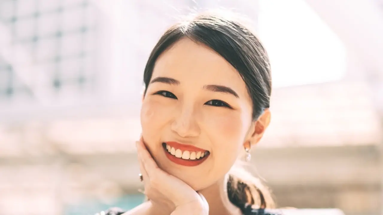 tertawa tersenyum cantik
