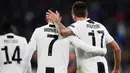 Gelandang Juventus, Cristiano Ronaldo, merayakan gol yang dicetak Mario Mandzukic ke gawang Valencia pada laga Liga Champions di Stadion Allianz, Turin, Selasa (27/11). Juventus menang 1-0 atas Valencia. (AFP/Marco Bertorello)