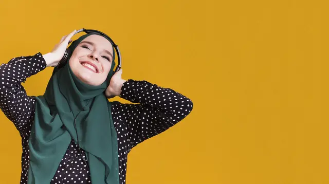 7 Ciri Khas Wanita yang Suka Mendengarkan Podcast, Ternyata Punya Karakter Unik
