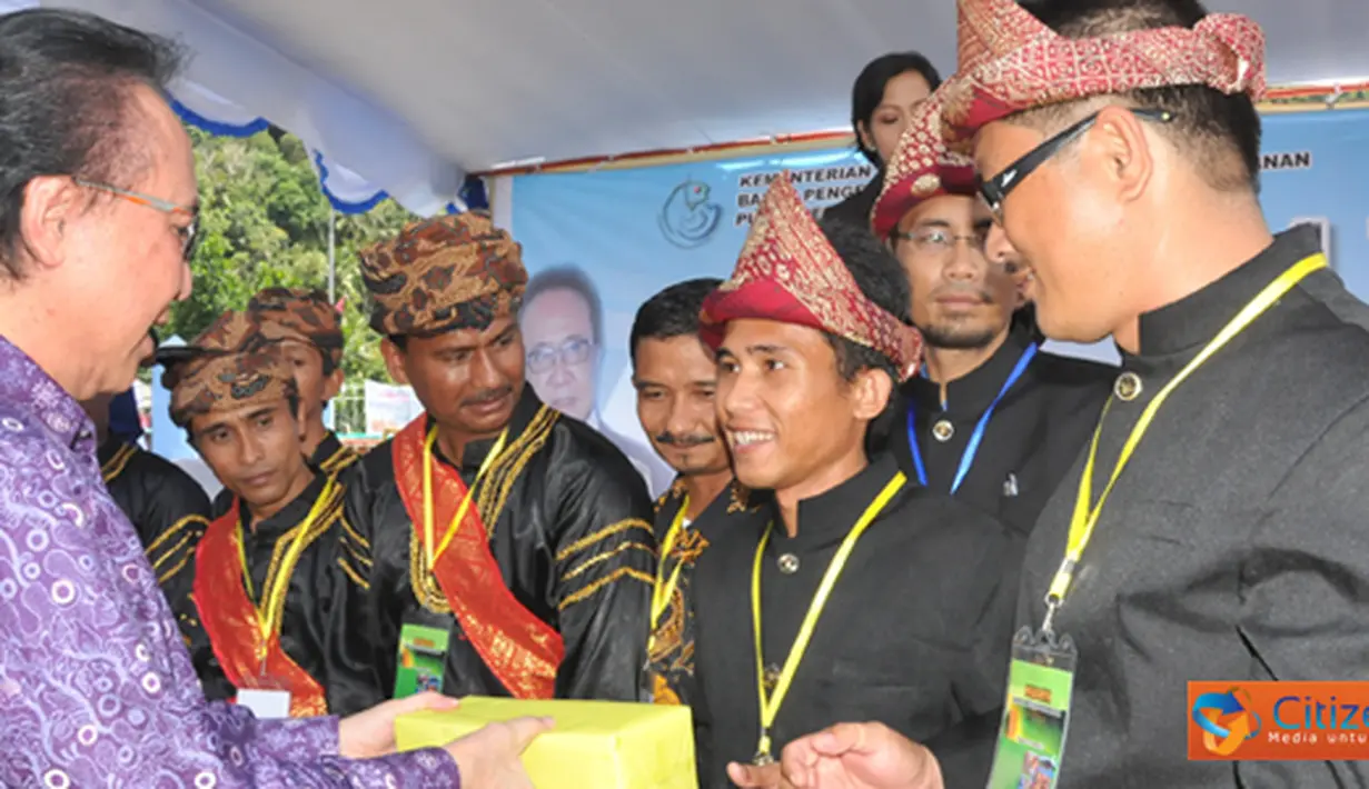 Citizen6, Padang: MKP Sharif C Sutardjo menyerahkan hadiah kepada pemenang Lomba Kelompencapir Gempita. (Pengirim: Efrimal Bahri)
