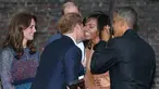 Pangeran Harry saat mencium pipi Michelle Obama saat Presiden AS Barack Obama berkunjung ke Kensington Palace, London , Inggris (22/4). Mereka akan mengadakan acara makan malam. (REUTERS / Kevin Lamarque)