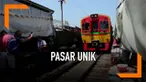 Pasar Maeklong jadi destinasi baru wisata di Thailand. Pasar ini berada tepat di pinggir rel kereta yang masih digunakan.