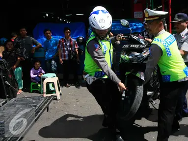 Petugas gabungan Polresta Yogyakarta dan Dishub mengangkut sepeda motor pada Operasi Progo Patuh di Jl Malioboro, Yogyakarta, Rabu (18/5). Opersi Patuh di gelar secara serempak di seluruh Indonesia hingga 29 Mei 2016. (Liputan6.com/Boy Harjanto)