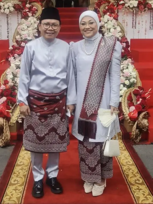 <p>Menteri Tenaga Kerja RI, Ida Fauziah tampil mengenakan baju adat melayu, dengan atasan baju kurung warna silver dipadukan kain dan selendeng kain songket yang serasi. @idafauziahnu</p>