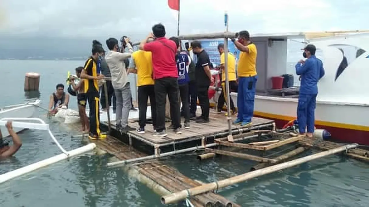 Panen ikan di pesisir Pantai Kelurahan Sindulang Satu, Lingkungan III, Kecamatan Tuminting, Manado, Sabtu (25/7/2020).