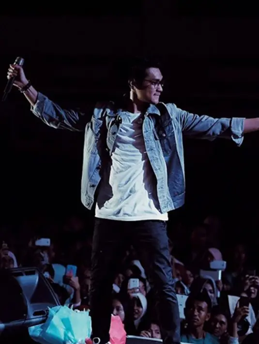 Di videoclip ini ditunjukan bahwa Raisa dan Afgan harus terlihat mempunyai chemistry lalu mereka juga beradegan romantic, berpegangan tangan. (via instagram@raisa6690/Bintang.com)