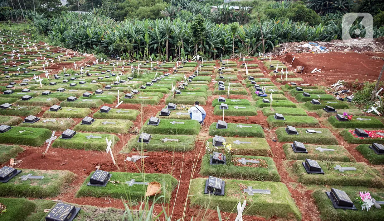 Seorang pria berada di pemakaman khusus jenazah dengan protokol COVID-19 di TPU Pondok Ranggon, Jakarta Timur, Selasa (5/1/2021). Lahan pemakaman khusus jenazah dengan protokol COVID-19 di TPU Pondok Ranggon sudah penuh sejak bulan November 2020 lalu. (Liputan6.com/Faizal Fanani)