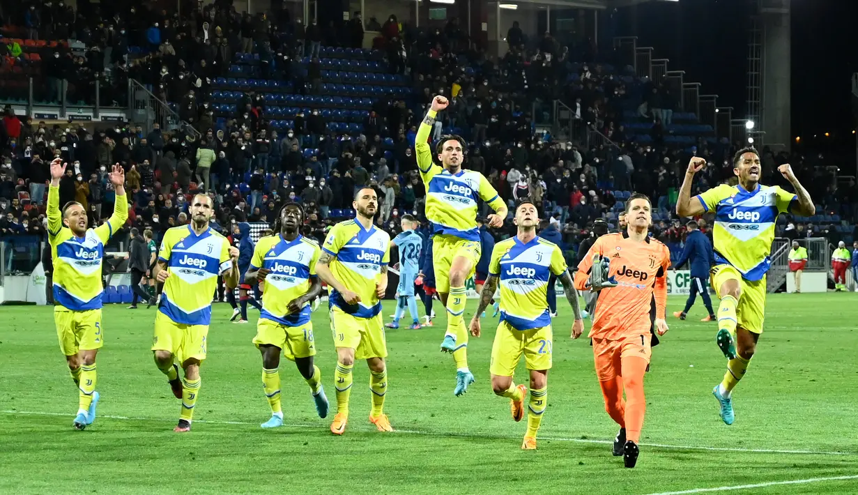 Para pemain Juventus merayakan kemenangan atas Cagliari usai pertandingan lanjutan Liga Serie A Italia di Stadion Unipol Domus, Cagliari, Italia, Minggu (10/4/2022). Juventus menang atas Cagliari 2-1. (AFP/Alberto Pizzoli)