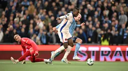 Pemain Chelsea, Nicolas Jackson (tengah) melewati kiper Djurgardens, Jacob Rinne (kiri) untuk mencetak gol dalam laga leg 1 semifinal Conference League 2024/2025 di 3Arena, Stockholm, Swedia, Kamis (01/05/2025) waktu setempat. (AFP/Jonathan Nackstrand)